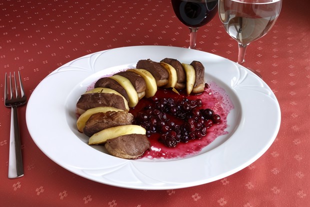 Утка с яблоками и брусничным соусом