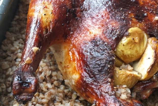 Утка с яблоками и гречкой