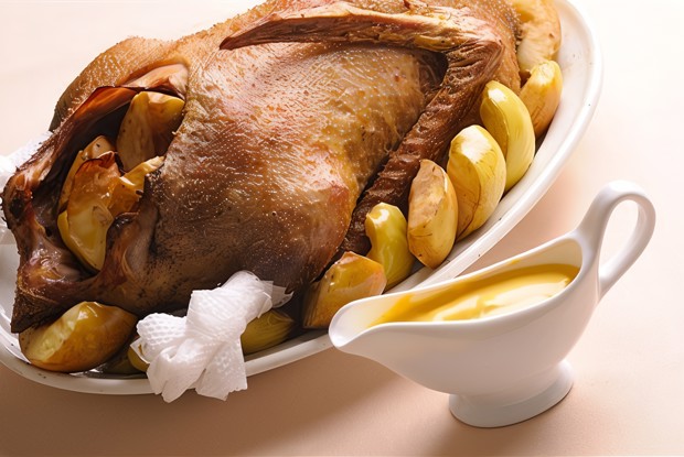 Утка с яблоками и специями