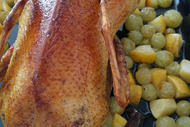 Утка с яблоками, виноградом и красным вином