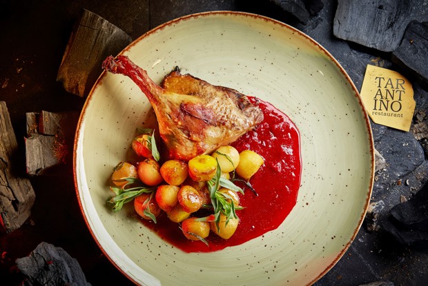 Утка с печеными яблоками, грушей и кизиловым соусом