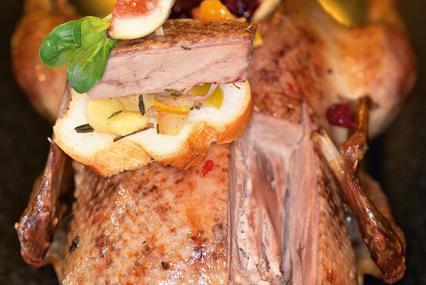 Утка с пряными фруктами