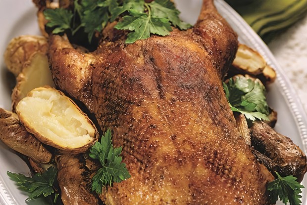 Утка с яблоками и соусом из потрохов