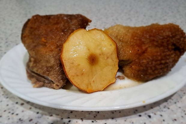 Утка с яблоками запеченная в рукаве