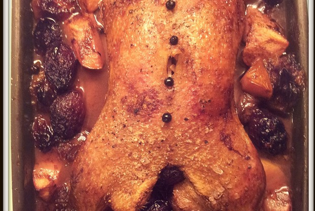 Утка со сливами и капустой