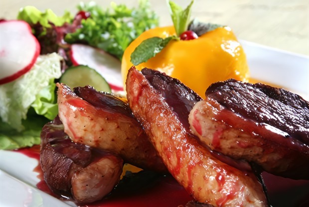 Утка, тушеная в томатном соусе