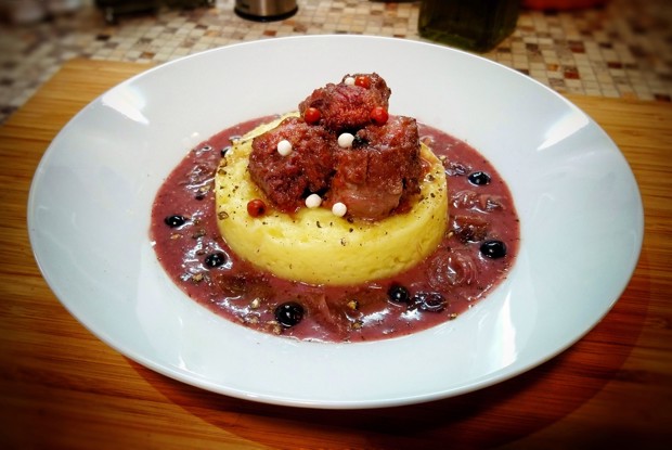 Утка, тушенная в красном вине с луком и смородиной