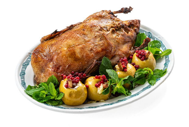 Утка в духовке с яблоками и квашеной капустой