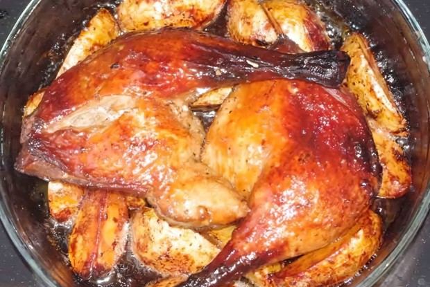 Утка в глазури с печеным картофелем