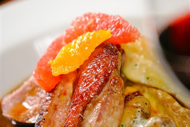 Утка в соусе из красного вина