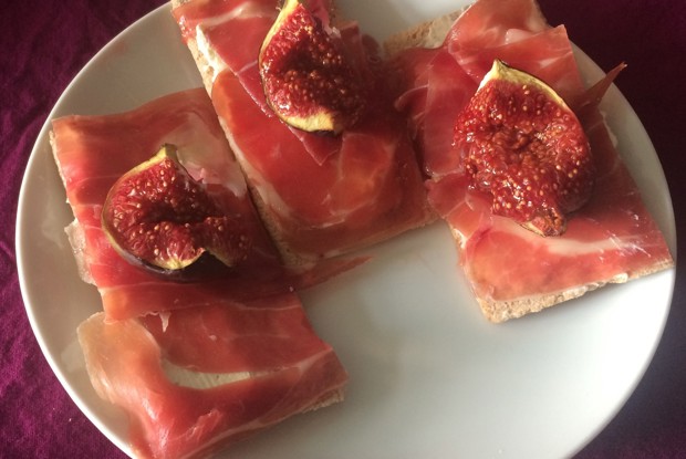 Утренние крекеры с хамоном и инжиром