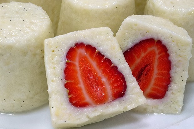 Утренние сливочные манные пирожные со свежей клубникой и ванилью