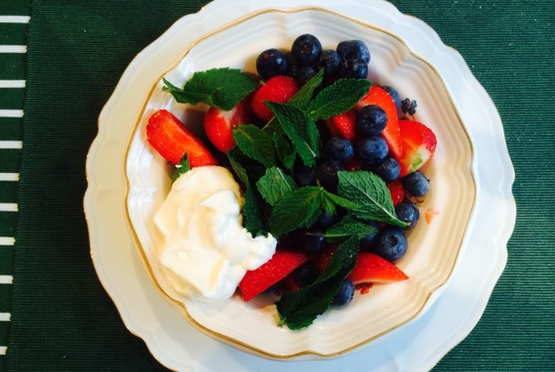 Утренний ягодный салат