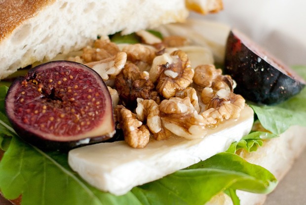 Утренний сэндвич с камамбером и инжиром