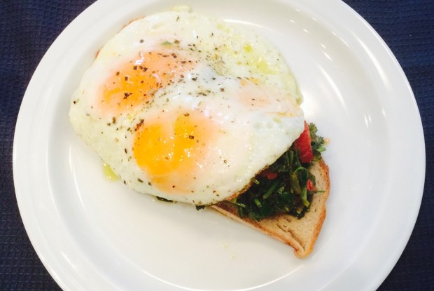 Утренняя яичница с черемшой