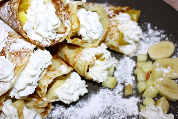 Вафельные трубочки с фруктами