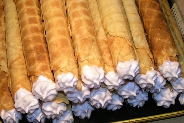 Вафельные трубочки с кремом