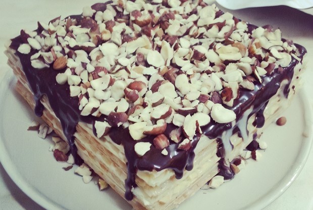 Вафельный торт с орехами и кокосом