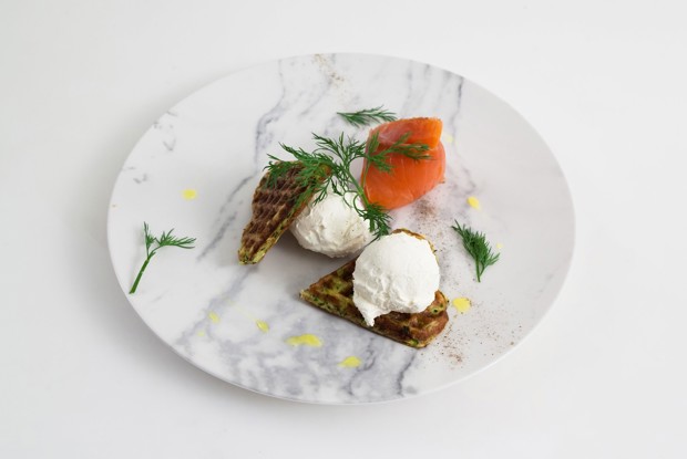 Вафли из цукини с лососем и сливочным сыром