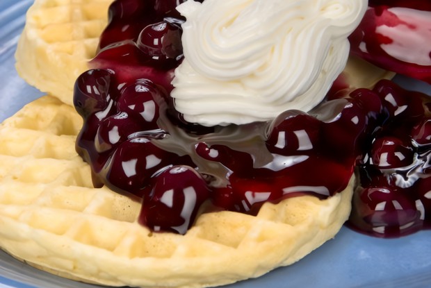 Вафли из пахты с миндально-вишневым соусом и взбитыми сливками