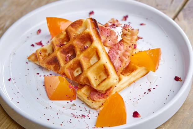 Вафли с беконом, медом и хурмой