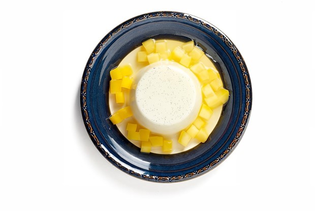 Ванильная панна-котта с манго в сиропе