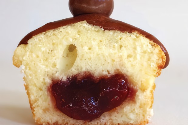 Ванильные кексы с шоколадной помадкой, вишней и начинкой из клубничного варенья