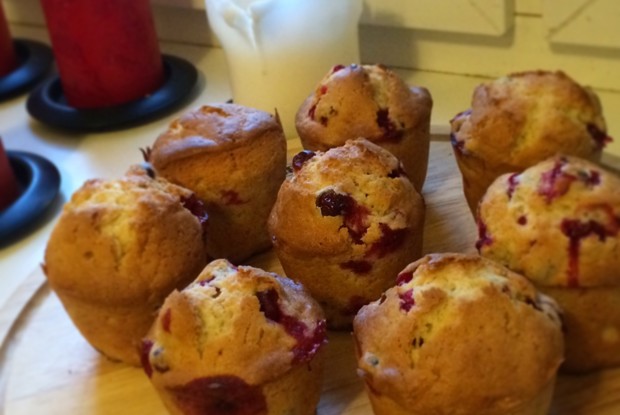 Ванильные маффины с клюквой на молоке
