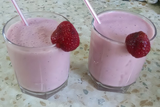 Ванильный молочный коктейль с клубникой