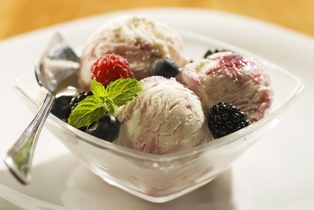 Ванильное мороженое с теплым ягодным компотом