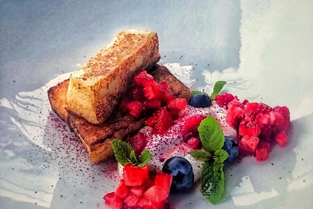 Ванильные гренки со сметаной и ягодами