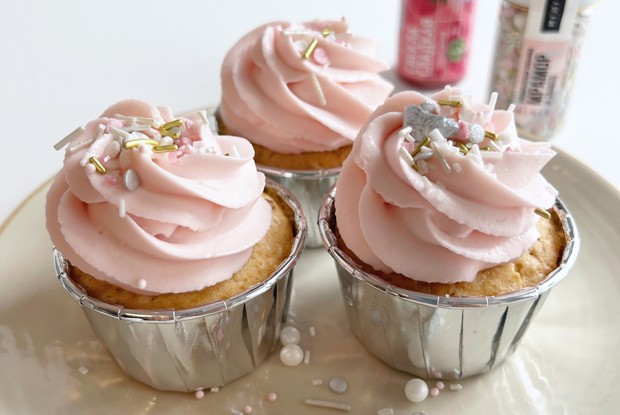 Ванильные капкейки с малиновой начинкой