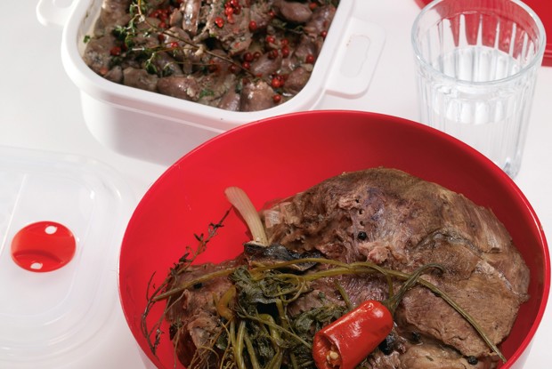 Вареная говядина с острым лимонно-чесночным бульоном