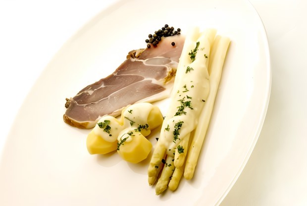 Вареная спаржа в сливочном масле с пармезаном