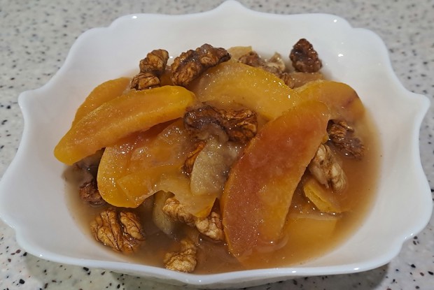 Варенье из айвы с грецкими орехами