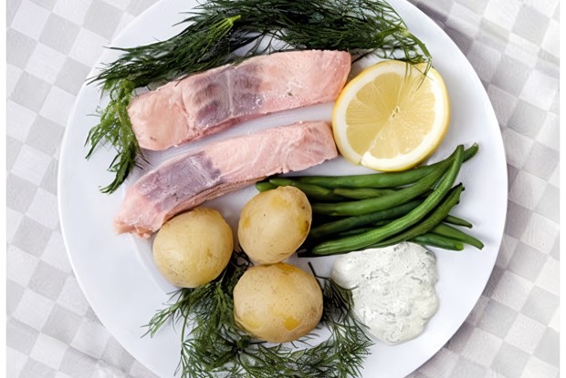Вареный лосось с овощами по-шведски