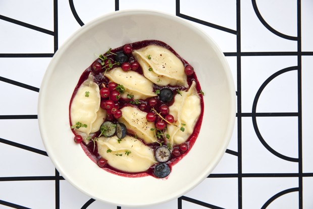 Вареники с творогом, ягодным соусом и сметаной