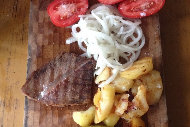 Вареное мясо с горчицей и овощами