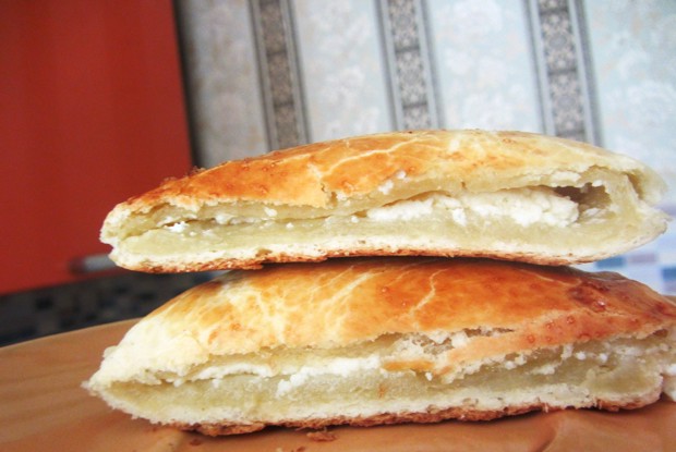 Ватрушка из слоеного теста с творогом