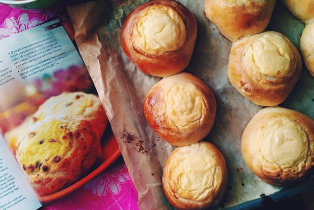 Ватрушки из дрожжевого теста, мандаринов и сахара