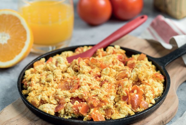 Веганская болтунья с помидорами