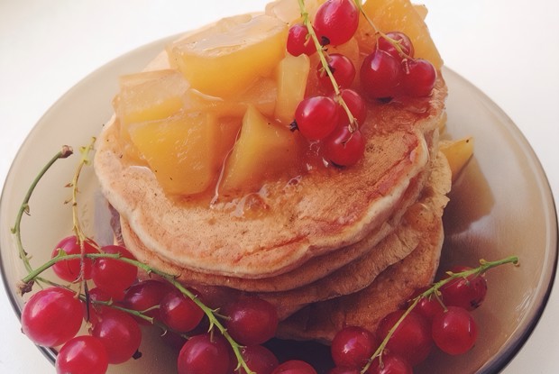 Веганские оладьи с яблочным соусом