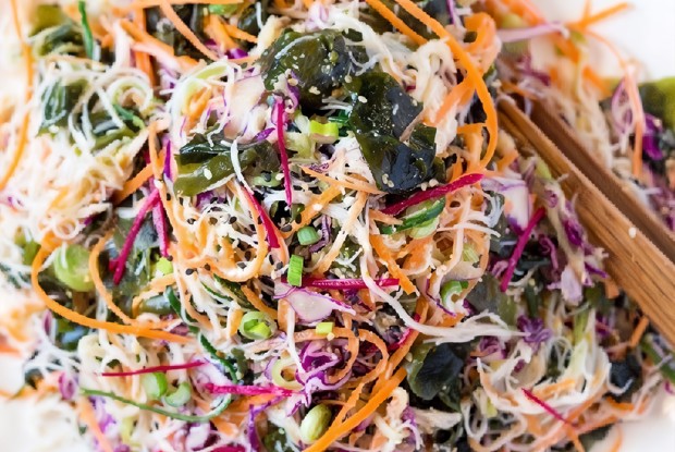 Веганский салат с рисовой лапшой и кунжутной заправкой