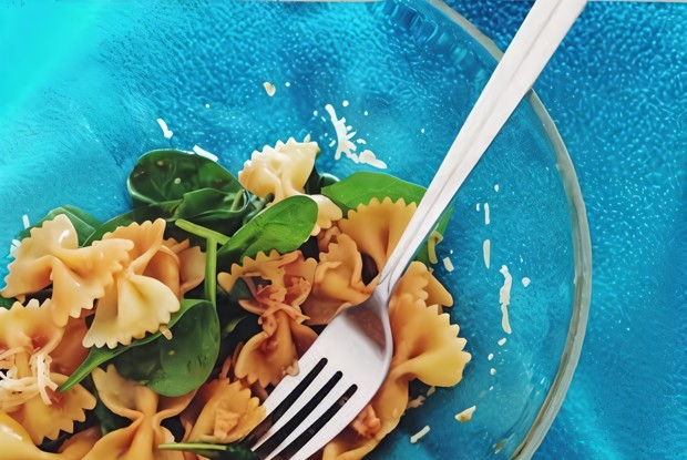 Вегетарианская паста со шпинатом и пикантной заправкой