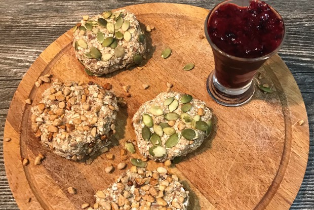 Вегетарианские лепешки из овсяной муки, банана и орехов