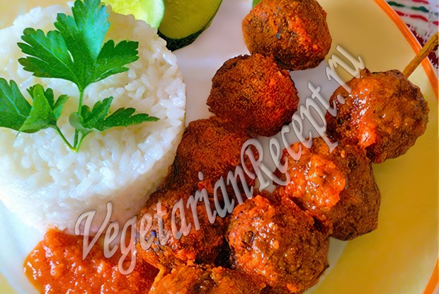 Вегетарианские шарики из чечевицы в томатном соусе