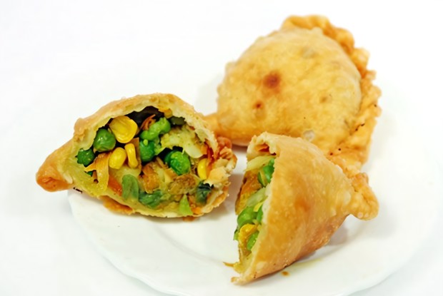 Вегетарианские жареные самосы с овощами и кешью