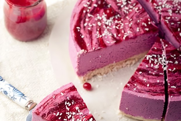 Вегетарианский брусничный торт без выпечки