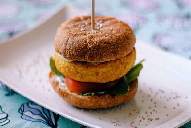 Вегетарианский бургер из нута с соусом из йогурта