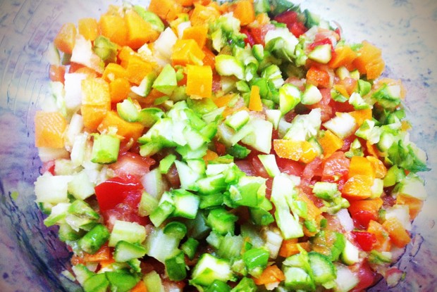 Вегетарианский кабачок, фаршированный сезонными овощами и пармезаном